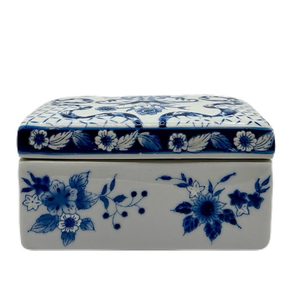 Chinese Blue and White Porcelain Trinket Keepsake Box w/ Lid - BEAUTIFUL Vintage - Picture 2 of 10